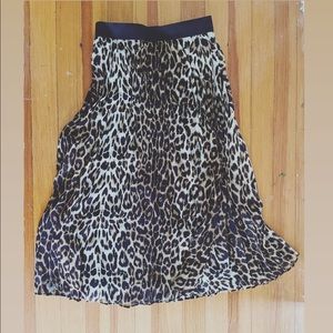 Pleated leopard skirt
